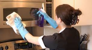 التحذير من التعامل مع الاعلانات التي تعرض عاملات المنازل