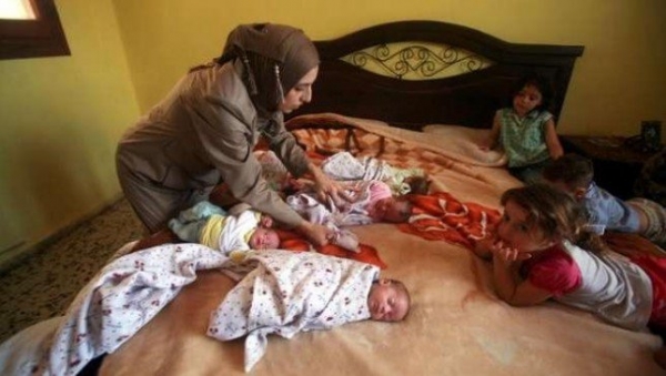 بالفيديو: فلسطينية بعمر الـ23 تنجب 11 طفلاً