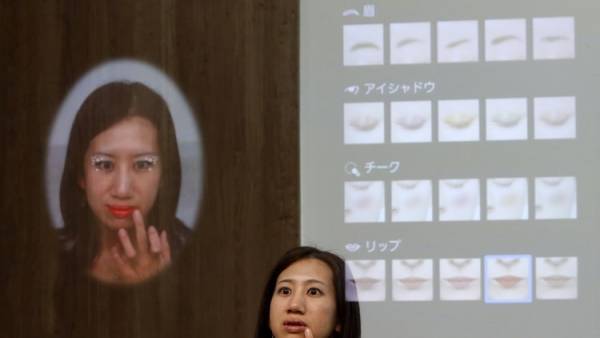 مرآة ذكية تكشف عيوب الوجه!