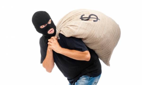 لص يسرق دلوا مملوءا بالذهب في نيويورك!....فيديو