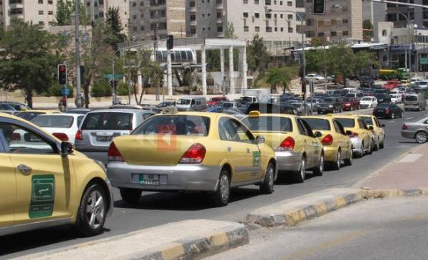 سائقو التاكسي يجددون اعتصامهم أمام النواب