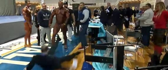 هذا ما يحدث عندما يضرب بطل كمال أجسام هائج حكماً أغضبه