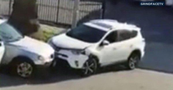 مشاجرة نسائية تتحول إلى معركة تحطيم سيارات فيديو