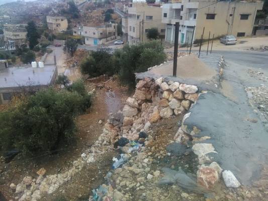 مياه الأمطار تداهم عدد من المحلات التجارية والمنازل في عنجرة وعجلون