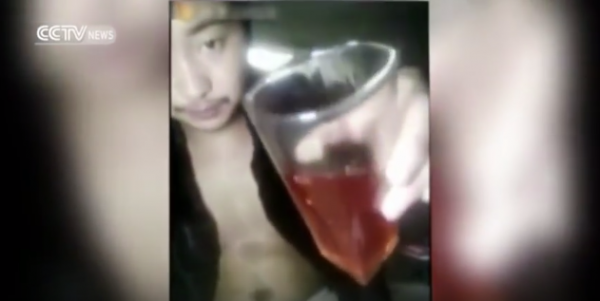 بالفيديو.. حاول جذب الزبائن بشرب زيت الفلفل الحار فاستقبلته المستشفى