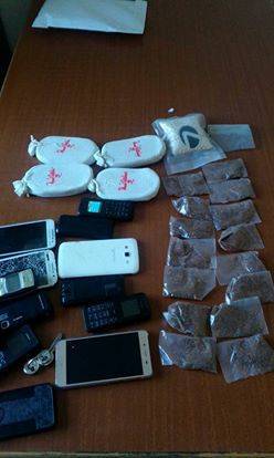 أخطر مروج مخدرات بالرصيفة وستة مطلوبين أخرين في قبضة الأمن !!