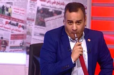 مذيع يحلق ذقن ضيفه على الهواء  فيديو