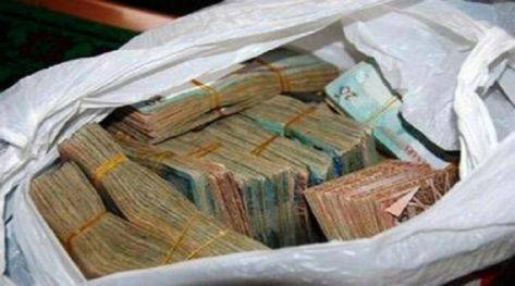 مواطن يعثر على 13 ألف دينار في وسط البلد..فماذا فعل؟