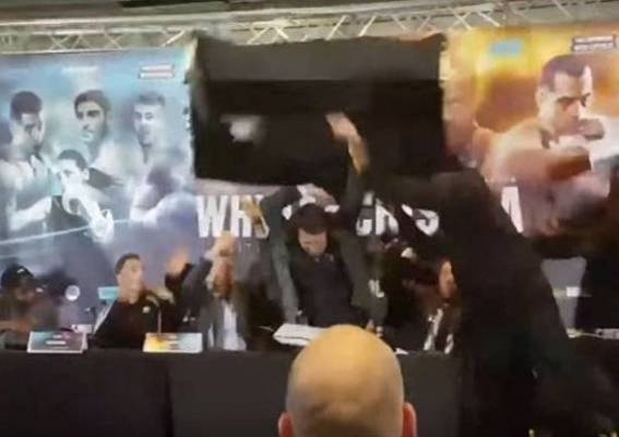 بالفيديو: ملاكم يحطم طاولة على منافسه