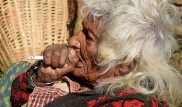 بالفيديو.. تعرّف على مُعمّرة أدمنت التدخين 95 عاماً