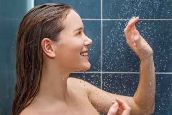 أيهما أفضل الاستحمام صباحًا أم مساء؟