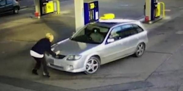 قائد سيارة يصدم عاملة محطة وقود عامداً لهذا السبب.. فيديو