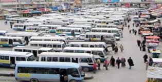 مسؤول يصعد الباص ويدفع الأجرة دون أن يعرف عن نفسه