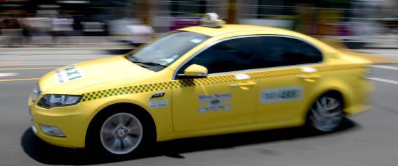 سائق أجرة يعثر على 10 آلاف دولار ويُعيدها إلى صاحبها.. هذه كانت مكافأته!