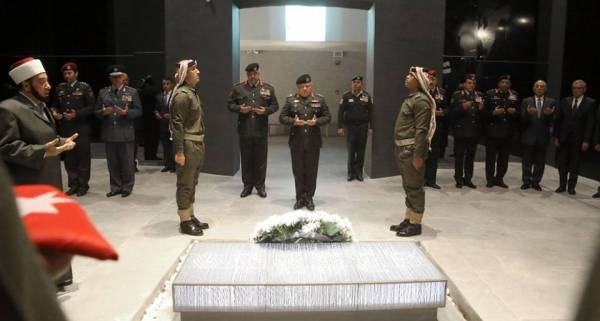 دفن رفات شهيد من أبطال الجيش العربي بمعارك القدس .. صور