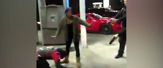 حقَّق 10 ملايين مشاهدة في 24 ساعة.. شاب يطلب حبيبته للزواج بمساعدة رجال الشرطة... فيديو