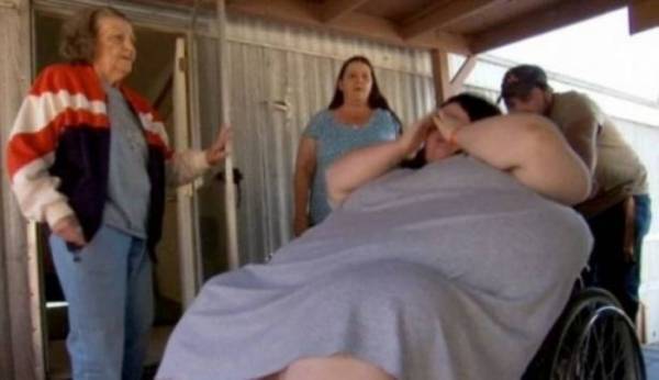 امرأة تزن 300 كيلو تضع مولودها الأول .. لن تصدق كم بلغ حجمه؟!