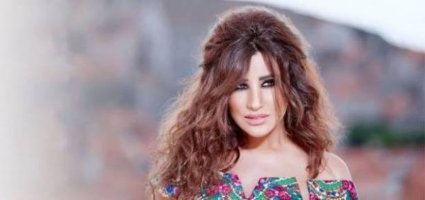 صور أغرب الهدايا التي تلقتها النجمات هذا العام... لن تصدّقوا ما حصلت عليه نجوى كرم!