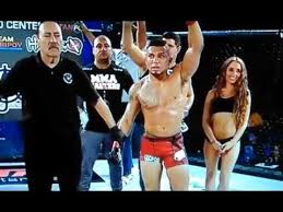 بالفيديو : مصارع يفقد أعصابه لسبب غريب !