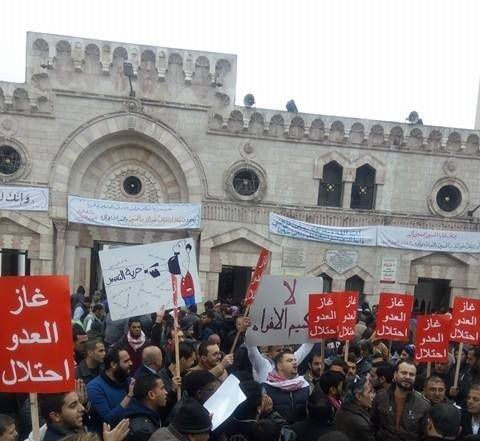 مسيرة احتجاجية امام المسجد الحسيني على اتفاقية الغاز