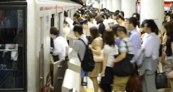 لن تصدّق..شاهد كيف يركب اليابانيون القطارات في ساعة الذروة (فيديو)