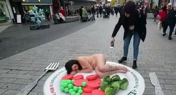 بالفيديو: نامت عارية في وسط الطريق...فما هو مطلبها؟