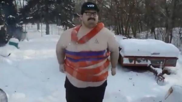 مجنون لفّ نفسه بحزام من الألعاب النارية وأشعلها .. شاهد النتيجة