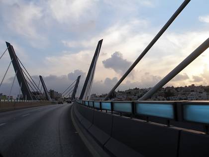 سائق اغلق جسر عبدون مهدداً بالانتحار ثم لاذ بالفرار