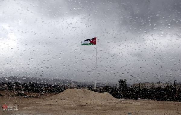 أمطار مصحوبة بالبرق والرعد أحياناً