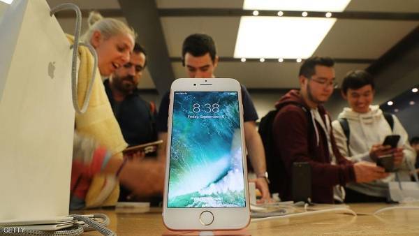 آيفون 8 يقود ثورة الشاشات القابلة للطي