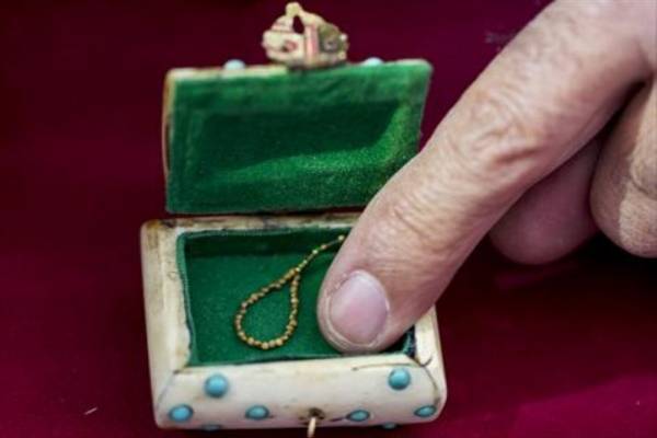 نحّات يخط أسماء الله الحسنى على بذور التين  صور