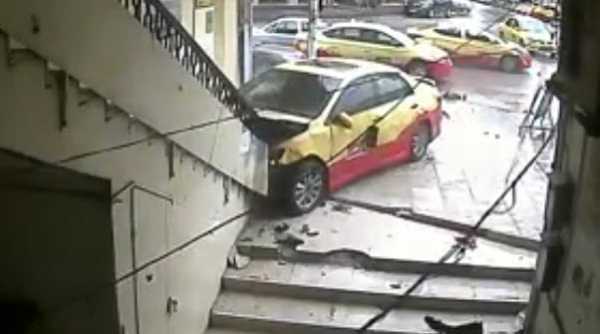 شاهد لحظة اقتحام سيارة تكسي لمبنى في اربد..... فيديو