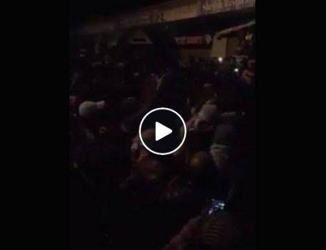 شاهد لحظة نقل جثت المسلحين من القلعة والأهالي يطالبون بحرقهم