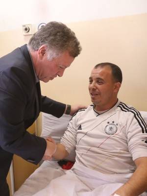 الملك يطمئن على مصابي العمل الإرهابي الجبان... صور