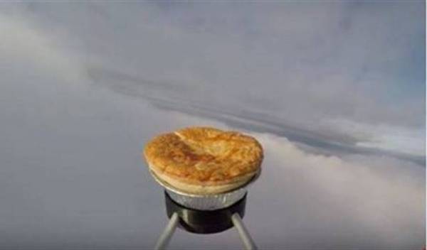 بالفيديو: ماذا تفعل فطيرة اللحمة والبطاطا في الفضاء؟