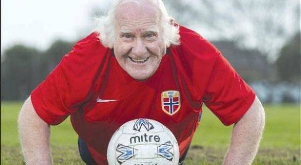 أقدم لاعب كرة قدم يبحث عن فريقٍ جديد!