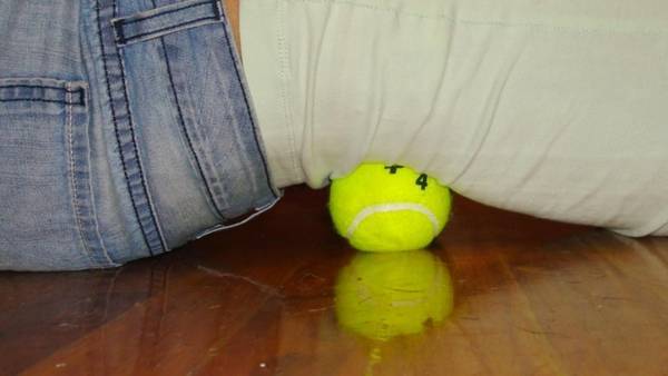 استخدم كرة التنس.. للتخلص من آلام الظهر والرقبة!