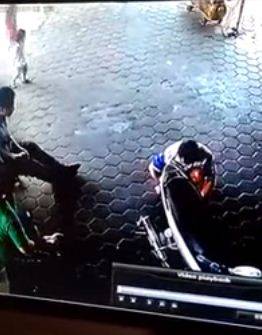 بالفيديو .. ثواني فصلت بين موت طفلتين تحت عجلات سيارة لولا تدخل والدهما بسرعة فائقة