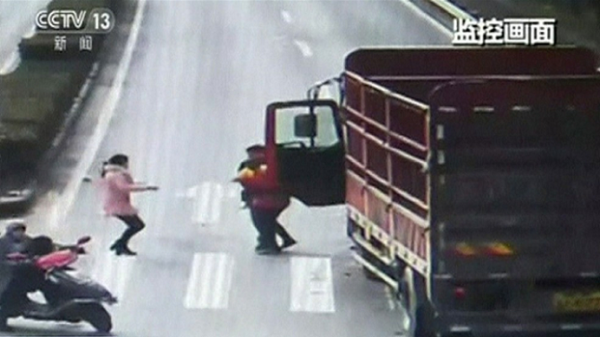 فيديو لرضيع تصدمه شاحنة بالصين فيخرج كالشعرة من العجين