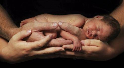 جدة تلد حفيدتها