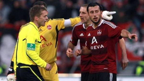 من يحق له التحدث مع الحكم؟