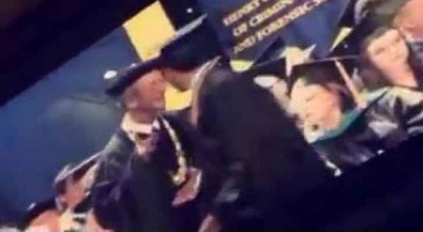 رئيس جامعة أمريكية يرفض مصافحة طالب عربي والجامعة توضح..فيديو