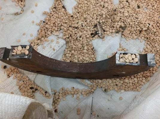 ضبط مليونين حبة مخدرة اخفيت داخل بلاطات بريك  صور