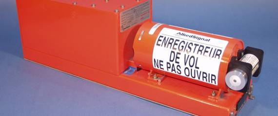 لونه برتقالي ويزن نحو 7 كيلوغرامات.. ما لا تعرفه عن الصندوق الأسود في الطائرات