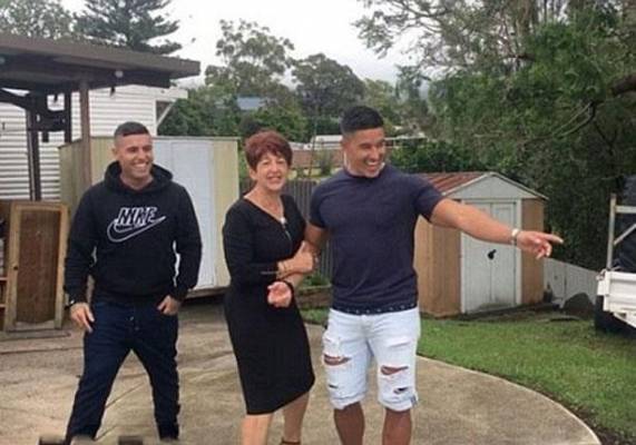 بالفيديو.. شقيقان ظلا يدخران 10 أعوام لإهداء والدتهما هذه السيارة