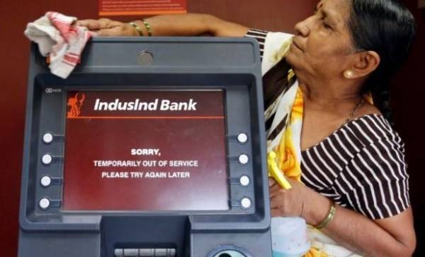 راتبها الشهريّ 74 دولار .. ذهبت للصرّاف الآلي فوجدت في حسابها 14 مليون دولار