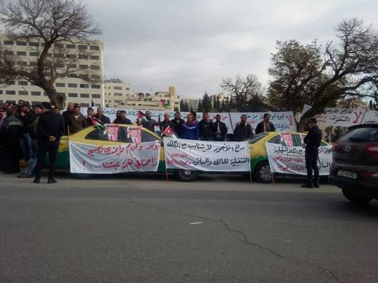 إعتصام مميّز بالأصفر ضد أوبر وكريم أمام النواب