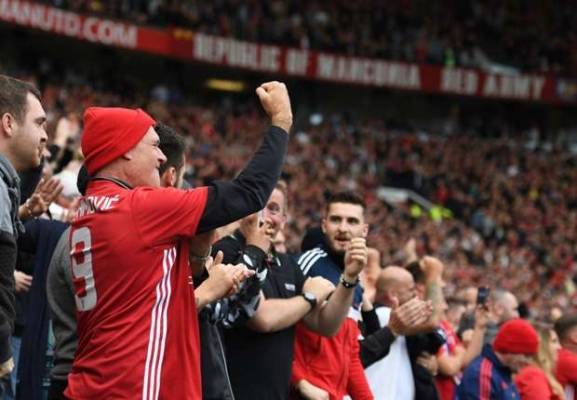 وفاة مشجع يُفسد احتفالات مانشستر يونايتد