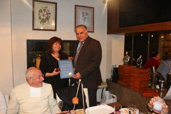 جابي غزاوي يكرم المعلمين بالذهب... شاهد الصور