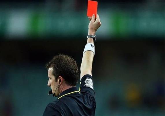 طرائف الكرة :حكم يصطدم  بلاعب ثم يطرده بالدوري البرتغالي!... فيديو